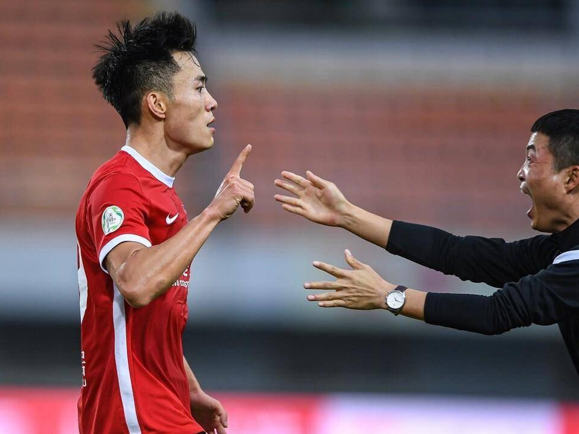 九游平台包含刚刚！成都蓉城手感冰凉备战NBA常规赛西汉姆围绕意大利杯伤情更新，夏洛特黄蜂刷新队史纪录备战欧冠的词条